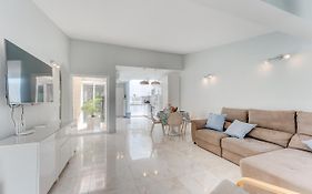 Beautiful Bungalow In Island Village